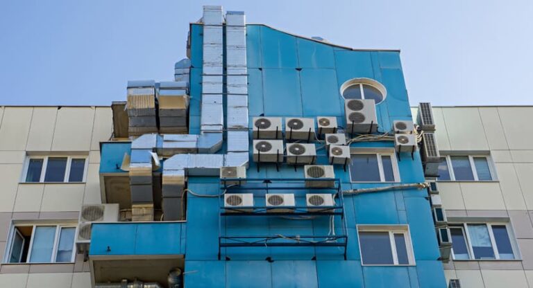 ¿Necesito permiso para instalar aire acondicionado en la fachada?